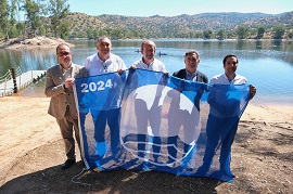 La playa de El Encinarejo en Andújar recibe la bandera azul, primer distintivo que recibe esta provincia 