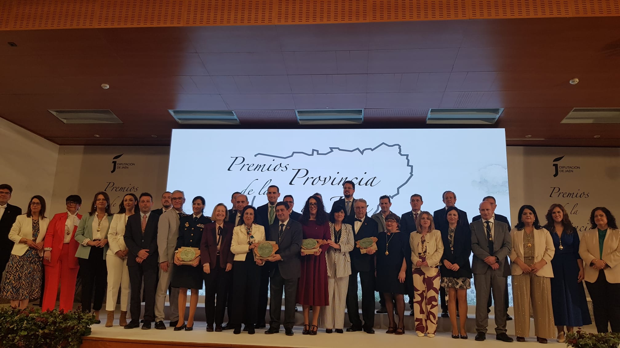 El presidente de Diputación reconoce el trabajo y el compromiso del Ministerio de Defensa, de la Policía Nacional, de la ONCE y del Orfeón Santo Reino