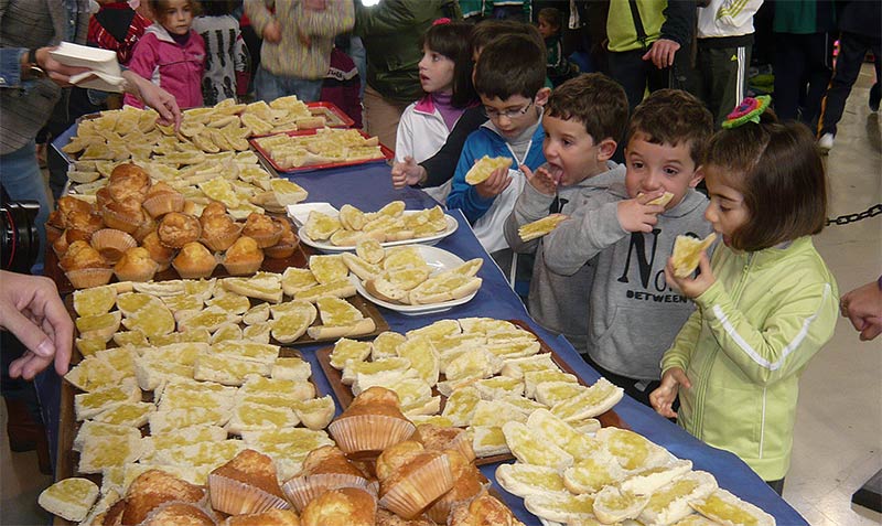 Feduca celebra su tradicional desayuno solidario en el que han participado 1.000 escolares de varios
