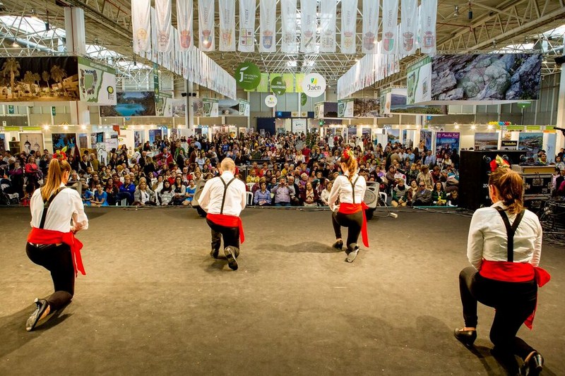 El público respalda con su presencia masiva la última jornada de la III Feria de los Pueblos que org