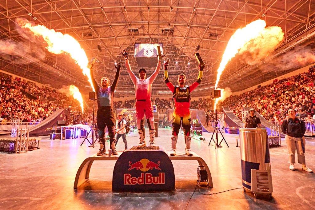 El Olivo Arena vibra con el mejor espectáculo de motor en el Soloflow Freestyle 